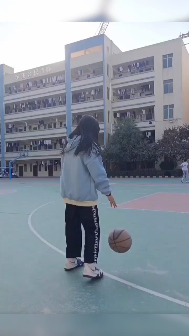 高考后女生学打篮球 高考后女生学打篮球,青春的热血与激情 高考后女生学打篮球 高考后女生学打篮球,青春的热血与激情