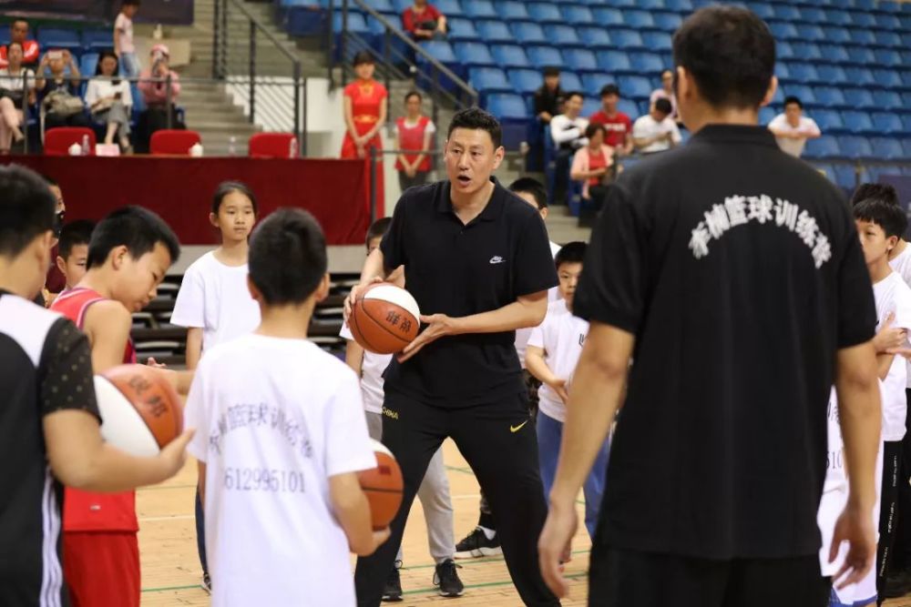 李楠篮球训练营 李楠篮球训练营，点燃激情，成就梦想