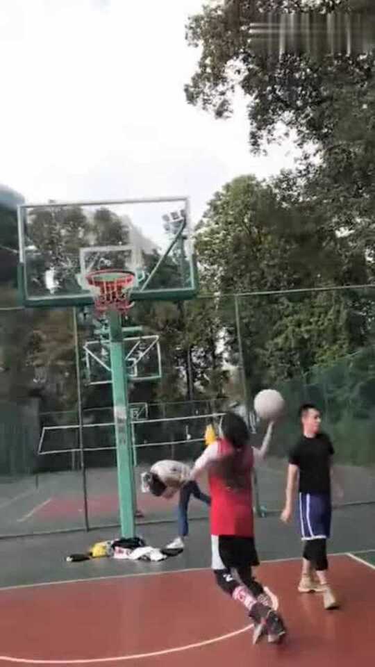 篮球胯下的时候上身劳动 篮球胯下上身劳动之美