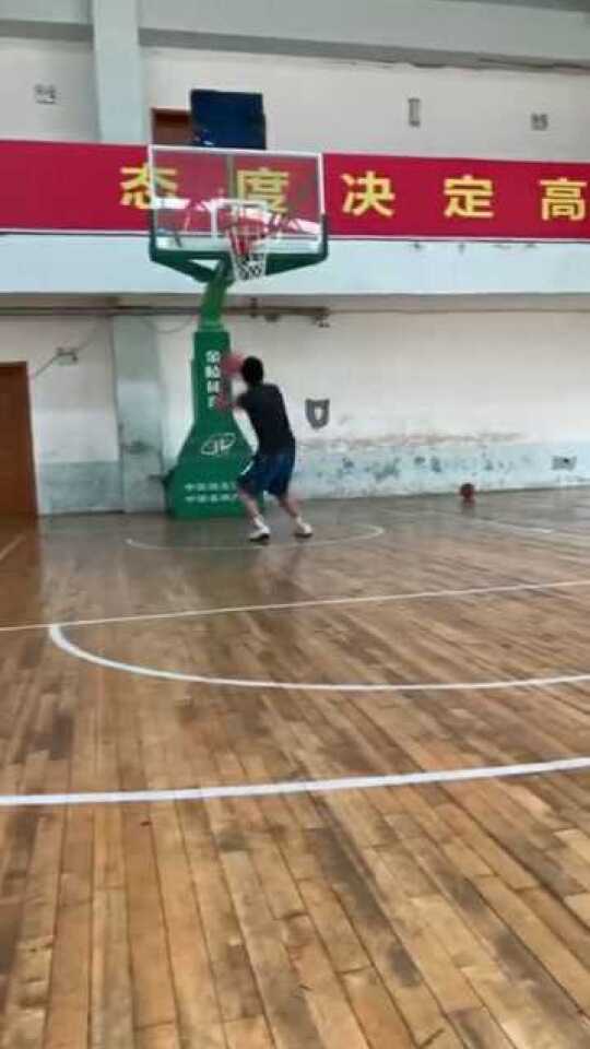 小哥在酒店打篮球 小哥在酒店打篮球